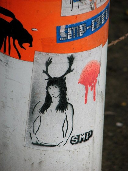 Sticker einer Frau mit Hirschgeweih