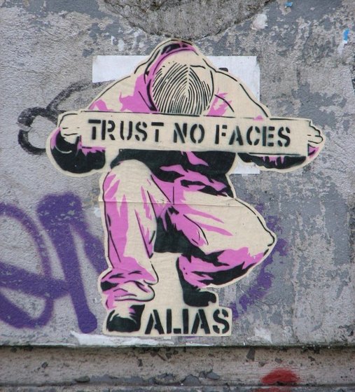 gebückter Mensch mit gesenktem Kopf hält ein Schild "Trust no Faces"