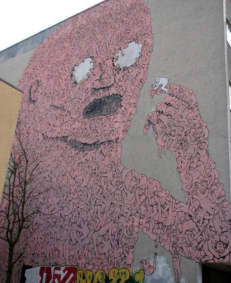 Fassadenmalerei eines Menschen, der aus vielen kleinen Menschen zusammengesetzt ist