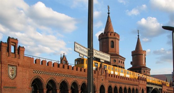 Oberbaumbrücke mit Straßenschild und U-Bahn