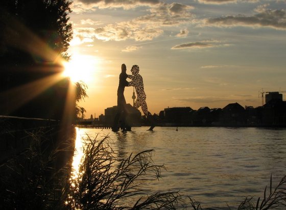 Drei Figuren, Fernsehturm und die Spree im Sonnenuntergang