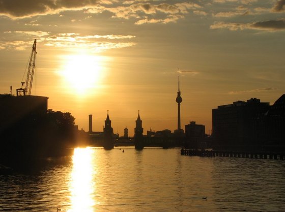 Silhouette von Oberbaumbrücke und Fernsehturm im Sonnenuntergang