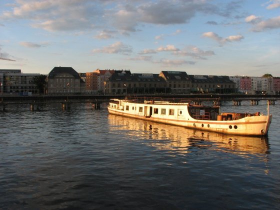 altes Schiff auf der Spree von der Sonne beleuchtet