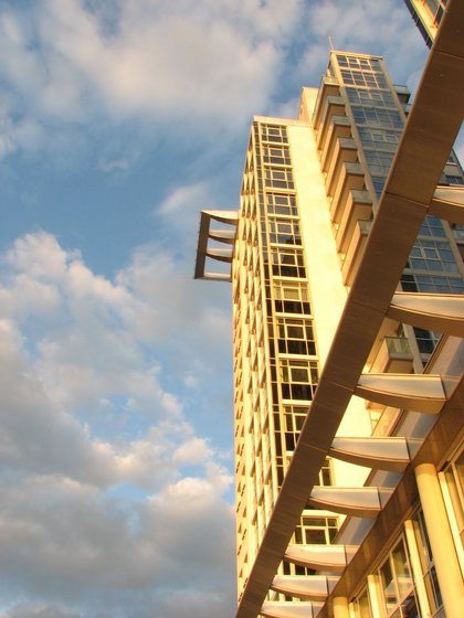 modernes Gebäude von unten gen Himmel abgelichtet