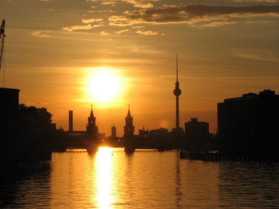 Silhouette von Oberbaumbrücke und Fernsehturm im Sonnenuntergang