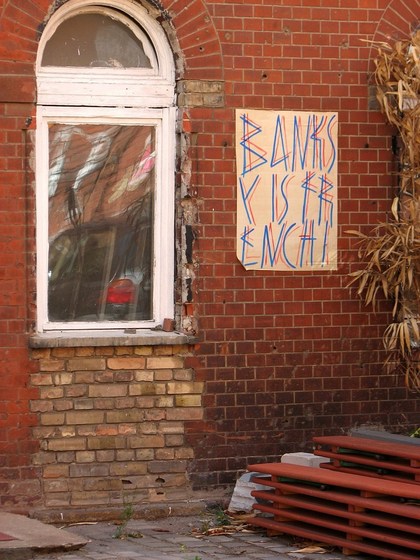 Poster "Banksy is French" neben einem Fenster