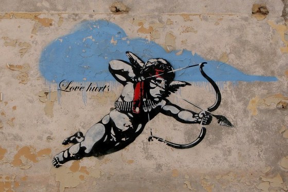 Engel "Amor" mit Rambo-Kopf, Schriftzug "Love hurts"