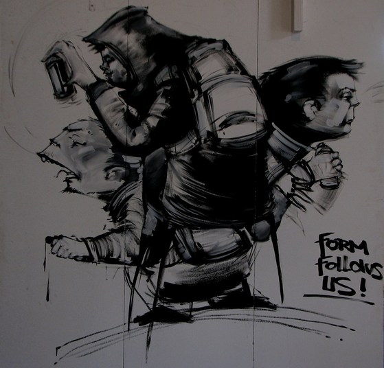 3 Männer beim Besprühen einer Wand, Schriftzug "Form follows us"