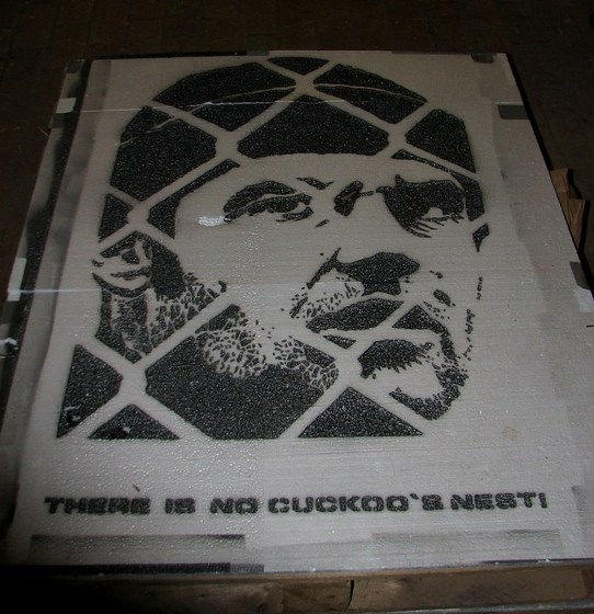 Konterfei Jack Nicholsons hinter Maschendrahtzaun, Schriftzug "There is no cuckoo's nest"