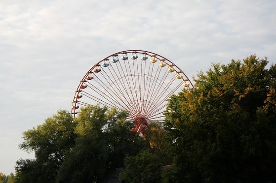 Riesenrad hinter Baumkronen