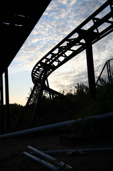 Konstruktion der Achterbahn gegen den Himmel fotografiert