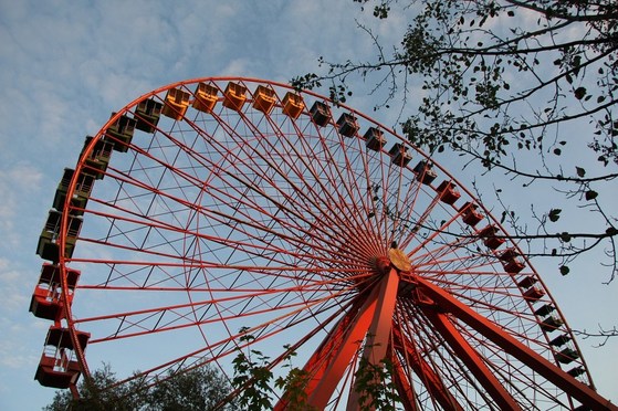 Riesenrad vor Wolkenhimmel