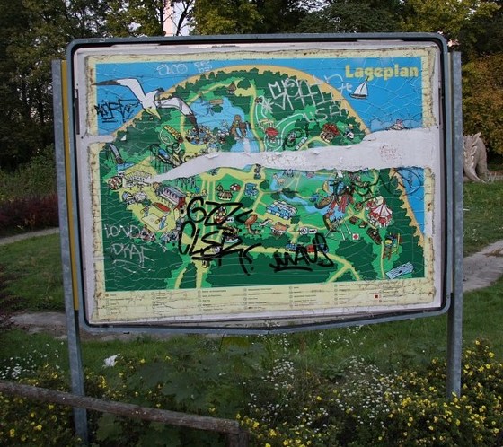 von Witterung zerfressener Lageplan des Parks