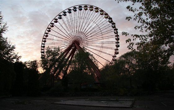 Riesenrad mit trostloser Szenerie im Vordergrund