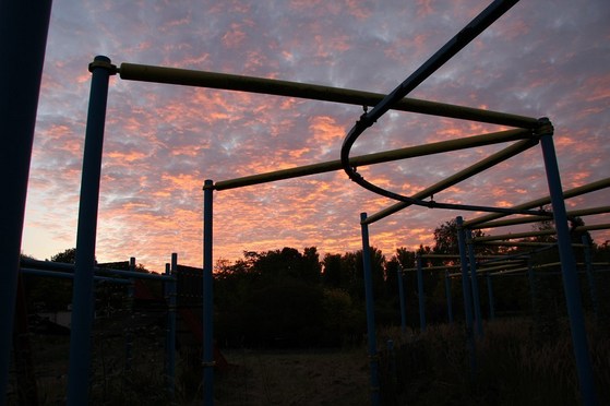 Klettergerüst in der Abenddämmerung