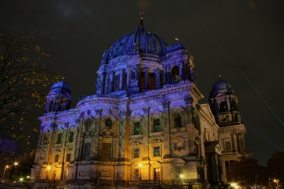 Rückseite des Berliner Doms, mit vielen grünen Lichtpunkten bestrahlt