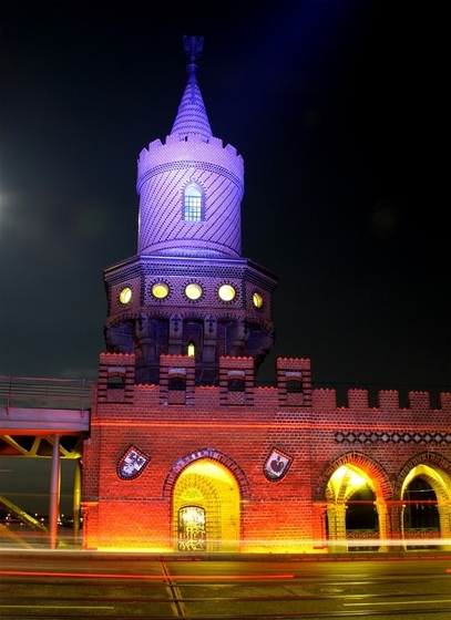 einer der Türme der Oberbaumbrücke bunt angetrahlt