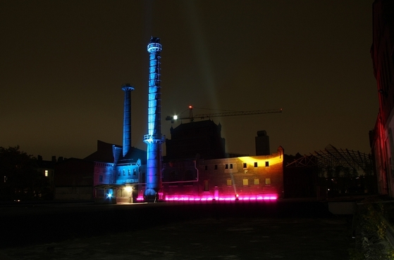 in bunten Farben angestrahltes Gebäude einer Brauerei