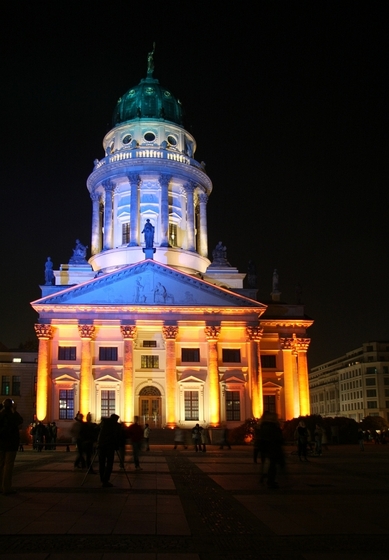 Französischer Dom am Gendarmenmarkt in Grün-Blau-Orange