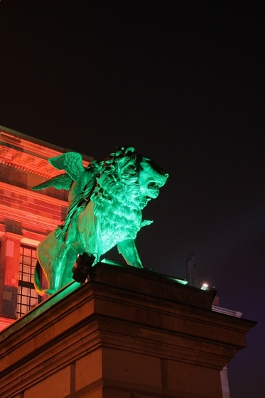 grün erleuchtete Löwenstatue vor dem Konzerthaus am Gedarmenmarkt