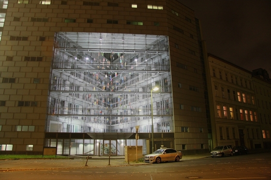 erleuchtetes Gebäude mit schwebenden bunten Figuren