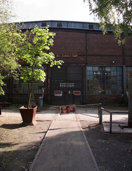 Toreinfahrt zu einer Lokomotivhalle