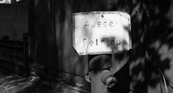 Hydrant mit einem Schild "Außer Betrieb"