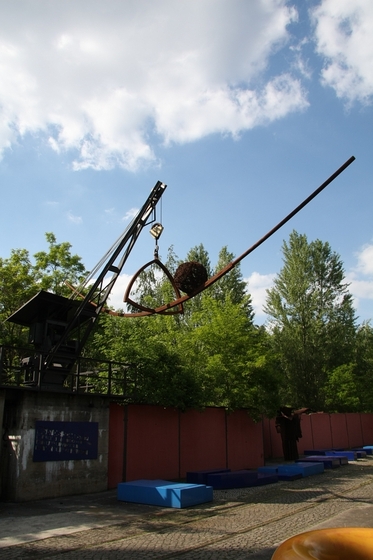 Skulptur aus einem Lastkran und Schrott