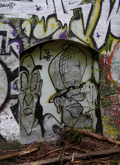 Graffito zweier gelangweilt dreinschauender Männer