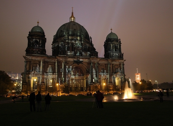 Berliner Dom, angestrahlt mit einem Motiv mit Säulen und Statuen