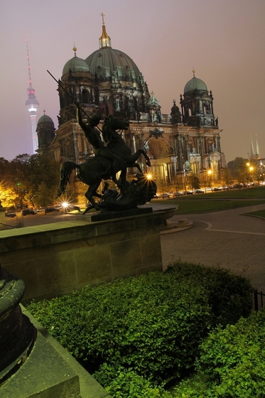 Berliner Dom, Reiterstatue, Fernsehturm im Hintergrund