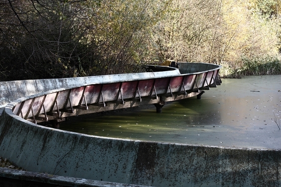 Teilstück einer verlassenen Wildwasserbahn