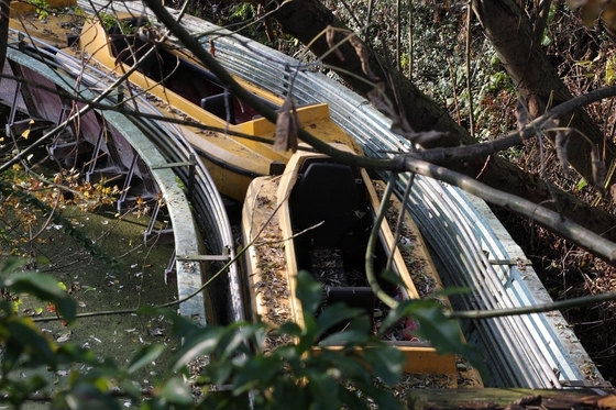 mehrere Boote in der Kurve einer stillgelegten Wildwasserbahn