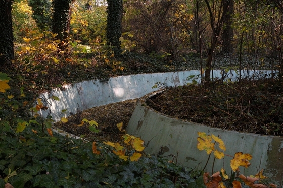 mit Laub bedecktes Teilstück einer Wildwasserbahn