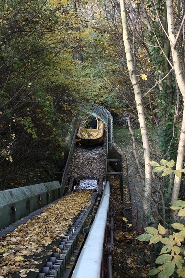 Boot einer Wildwasserbahn vor einer Rampe