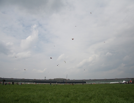 zahlreiche Drachen vor dem Flughafengebäude Tempelhof
