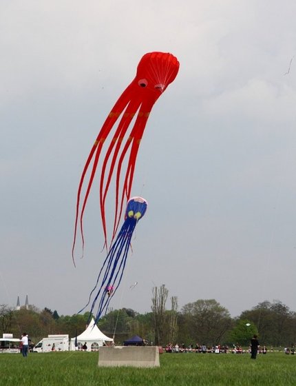 zwei Flugdrachen in Form eines roten und eines blauen Kraken