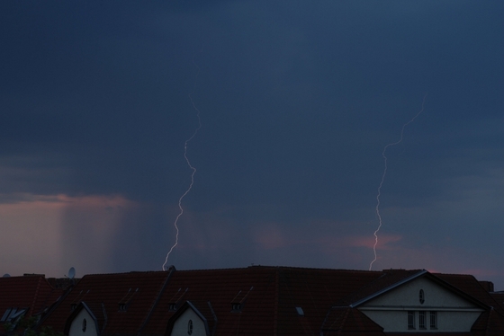 Blitze über Dächern, Regenfront