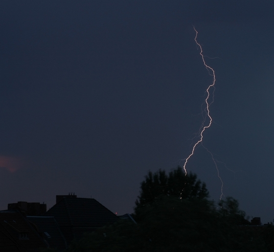Blitze über Dächern, Regenfront