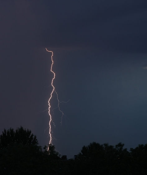 Blitze über Dächern, Regenfront