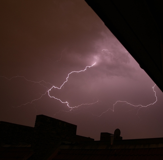 Blitze über Dächern