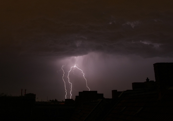 Blitze über Dächern