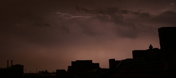 Blitze über Dächern