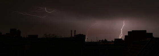 Blitze über Dächern