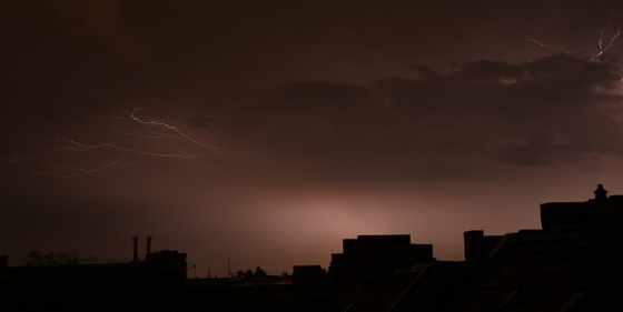 Blitze über Dächern