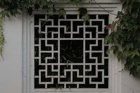 ornamentreiches Fenster in einer weißen Mauer