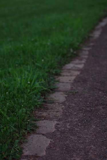 Ascheweg führt über einen Rasen