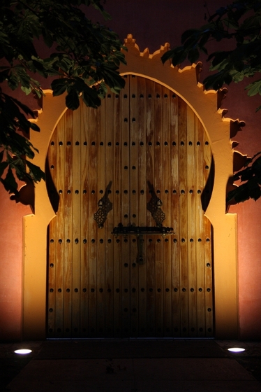 beleuchtetes geschlossenes orientalisches Tor