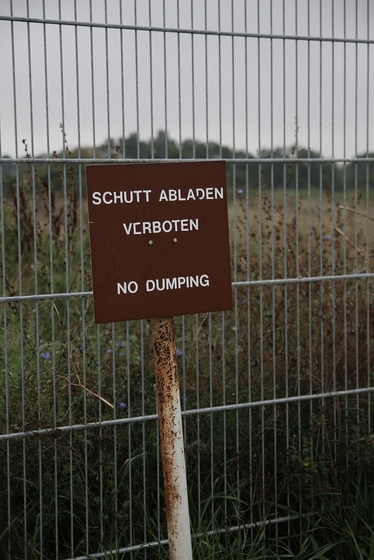 zweisprachiges Schild "Schutt abladen verboten - No Dumping"
