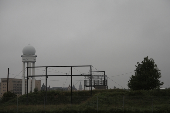 Umspannwerk, Radarturm im Hintergrund
